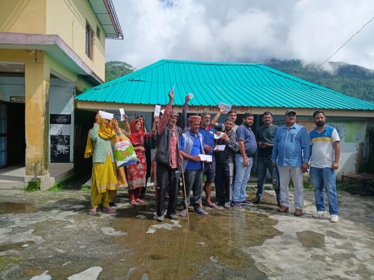 Kangra: शाहपुर विधानसभा क्षेत्र की बोह घाटी आपदा के 14 प्रभावित परिवारों की मदद को आगे आए चौधरी सतीश कुमार, हर परिवार को 5,100 रुपये की राहत