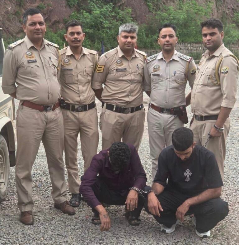 Kangra: गगल शराब ठेके में 74,820 रुपये की चोरी का खुलासा, जम्मू-कश्मीर से दो आरोपी गिरफ्तार; 35 हजार रुपये बरामद