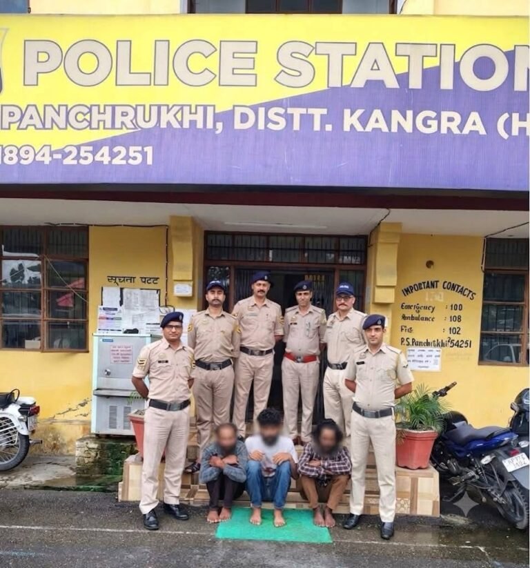 Kangra: कांगड़ा में चोरी का बड़ा खुलासा! घर से उड़ाए सोना-चांदी के जेवर, 3 आरोपी गिरफ्तार; खरीदार तक पहुंची पुलिस