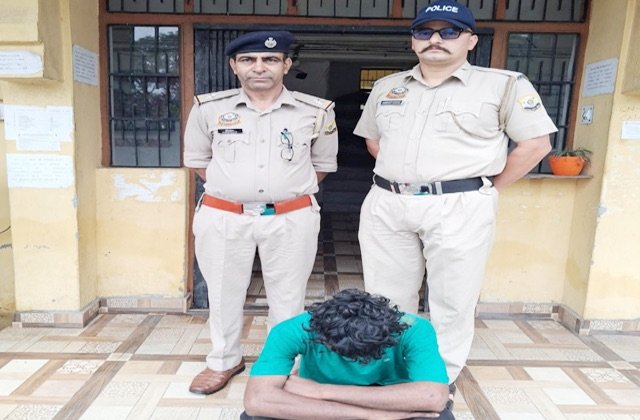 Kangra: चोरी की स्कूटी चाय बागान से बरामद, आरोपी गिरफ्तार; कांगड़ा में बाइक चोरी के आरोपी पर भी पुलिस का शिकंजा