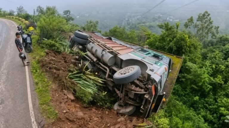 सुंदरनगर-करसोग मार्ग पर अचानक धंसी सड़क, मकान की छत पर जा गिरा सीमेंट से भरा ट्रक; चालक घायल
