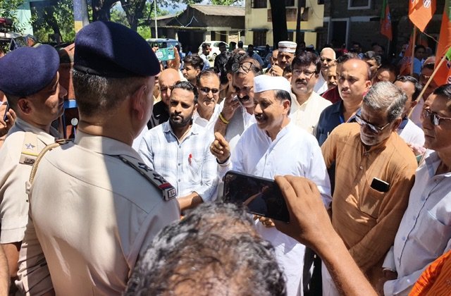 राजेंद्र राणा का बड़ा कदम, 48 घंटे का अल्टीमेटम पूरा होते ही खुद गिरफ्तारी देने पहुंचे थाने; सैकड़ों कार्यकर्ताओं ने किया घेराव