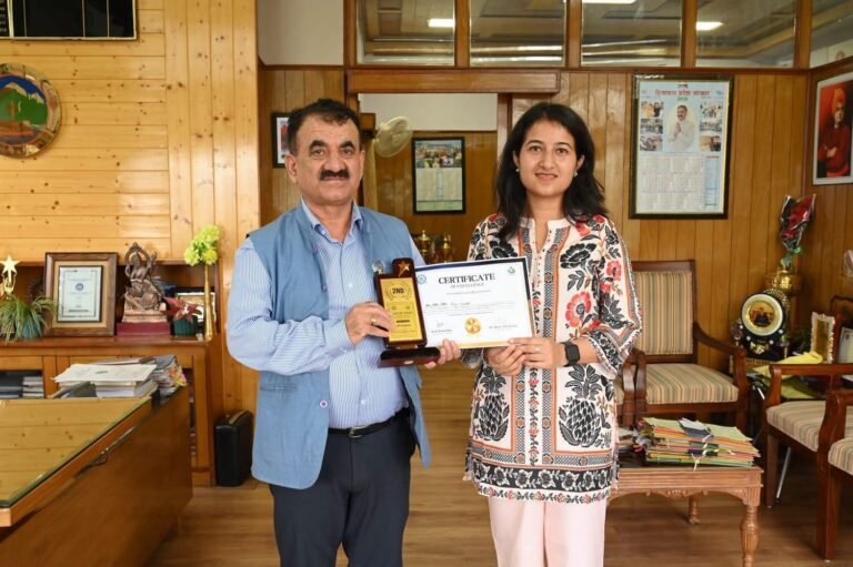 आईआईटी इंदौर में HPU की शोध छात्रा रिया चंदेल का कमाल, अंतरराष्ट्रीय सम्मेलन में हासिल किया दूसरा पुरस्कार