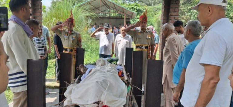 81 की उम्र में पूर्व BSF हवलदार प्रभात सिंह का निधन, सैन्य सम्मान के साथ दी गई अंतिम विदाई