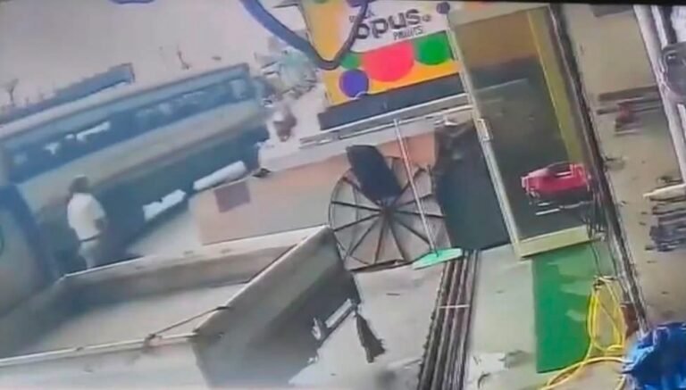 स्वतंत्रता दिवस की शाम नाहन में दर्दनाक हादसा, बाइक और HRTC बस की आमने-सामने टक्कर; एक युवक की मौके पर मौत, दूसरा गंभीर