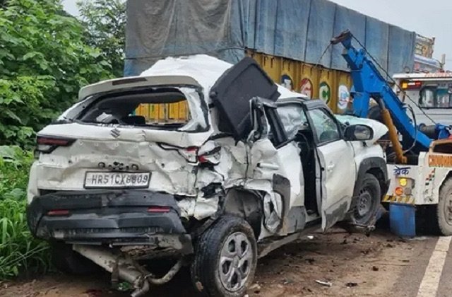 मंडी में देर रात भीषण हादसा: तीन ट्रकों से टकराई तेज रफ्तार कार, 26 वर्षीय युवक की मौत; चार गंभीर घायल