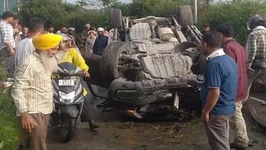 जोगिंद्रनगर में तेज रफ्तार कार ने स्कूटी को मारी टक्कर, फिर हाईवे पर पलटी; दो मासूमों समेत 7 घायल