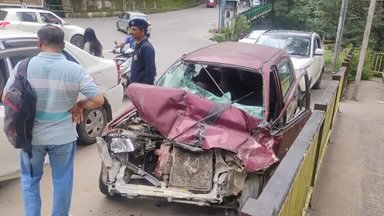 शिमला में आधी रात को भीषण हादसा, टैंकर से भिड़ी कार; ड्यूटी पर तैनात दो पुलिसकर्मियों की मौत