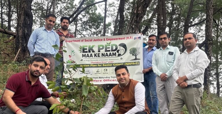 धर्मशाला में “एक पेड़ माँ के नाम” अभियान, SDM मोहित रत्न ने लगाया पौधा; पर्यावरण संरक्षण के साथ बुजुर्गों के सम्मान का दिया संदेश