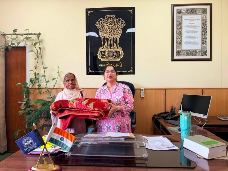 Mandi: जरूरतमंद महिला की मदद को फिर आगे आया प्रशासन, IndiaCares के सहयोग से मिले सिले हुए सूट और कंबल