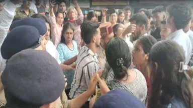 मंडी में ABVP प्रदर्शन के दौरान बवाल, पुलिस से धक्कामुक्की में 10 छात्र-कार्यकर्ता चोटिल; बाद में जलाया CM का पुतला