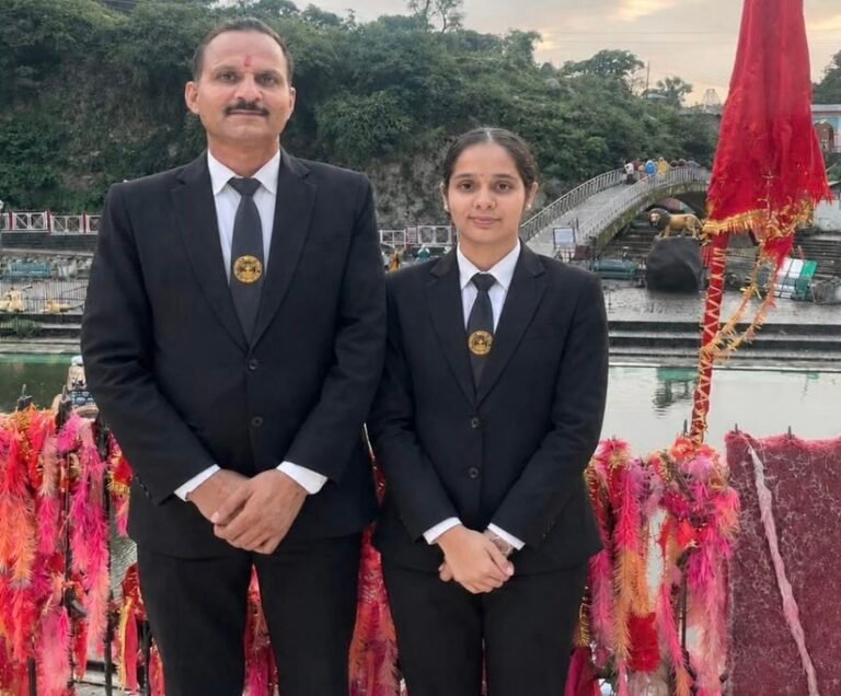 50 की उम्र में पिता ने बेटी के साथ की LLB, बेटी ने किया टॉप तो पिता ने हासिल किया तीसरा स्थान; दोनों की कहानी बनी मिसाल