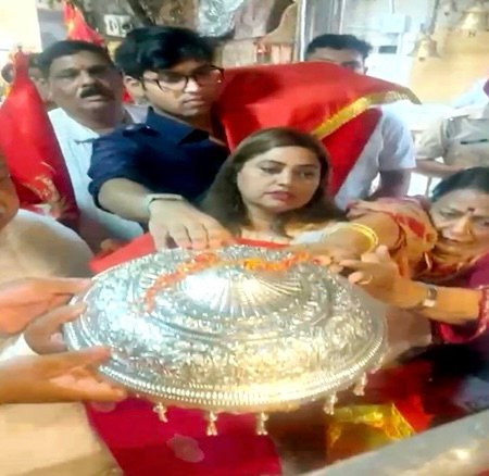 मां चिंतपूर्णी के दरबार में दिल्ली के श्रद्धालु ने चढ़ाया डेढ़ किलो चांदी का छत्र, पूरी हुई बड़ी मनोकामना