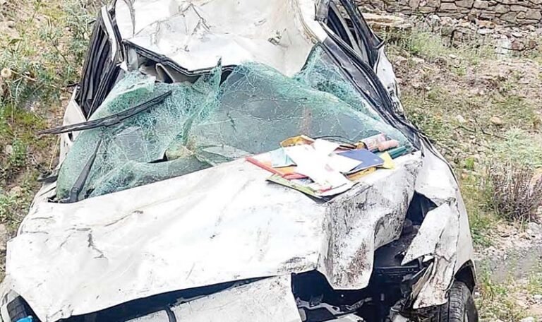 सांगला-छितकुल मार्ग पर बड़ा हादसा, 120 मीटर गहरी खाई में गिरी कार; DRDA अधिकारी की मौके पर मौत