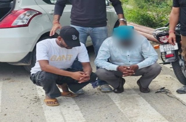 Kangra: नूरपुर में पुलिस की बड़ी कार्रवाई, बाइक सवार 2 युवक 402 ग्राम चरस के साथ गिरफ्तार; पठानकोट से जुड़े तार