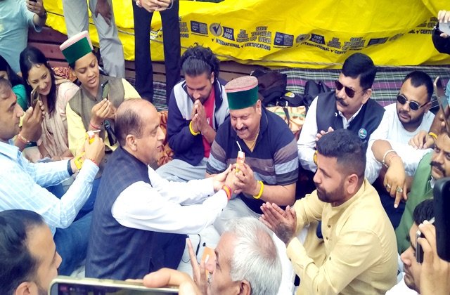 हिमाचल में टैक्सी ऑपरेटरों का धरना खत्म, जयराम ठाकुर ने जूस पिलाकर तुड़वाया अनशन; परमिट अवधि घटाने पर अब भी नाराजगी