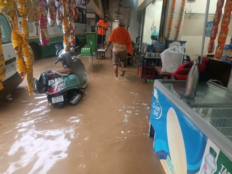परवाणू के नए बस अड्डे में बारिश ने खोली व्यवस्था की पोल, दुकानों में घुसा पानी; सामान खराब होने से लाखों के नुकसान का दावा