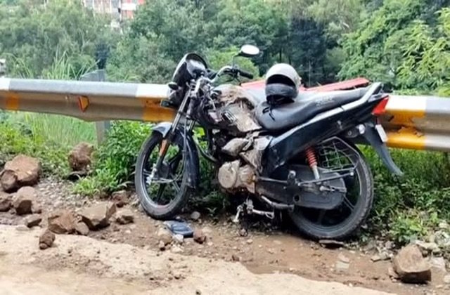 Kangra: धर्मशाला में बड़ा हादसा! चलते बाइक सवारों पर अचानक गिरे पहाड़ से पत्थर, दो युवक गंभीर घायल