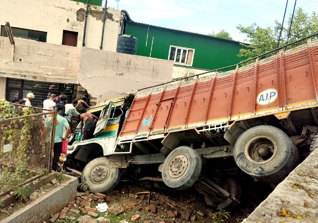 हिमाचल में दर्दनाक हादसा! बेकाबू ट्रक दीवार से टकराया, केबिन में फंसे चालक की मौके पर मौत