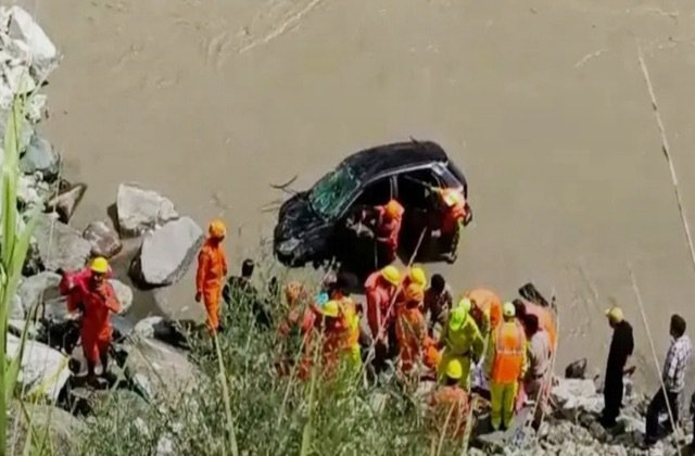 हिमाचल में दर्दनाक हादसा: टापरी के पास सतलुज नदी में गिरी कार, तीन युवकों की मौके पर मौत
