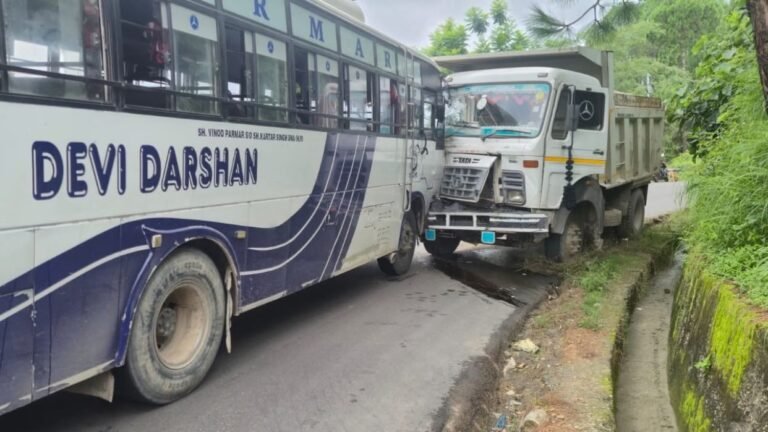 चंबा हाईवे पर ट्रक और बस की जोरदार टक्कर! कई किलोमीटर लंबा जाम, परीक्षा देने जा रहे अभ्यर्थी भी फंसे