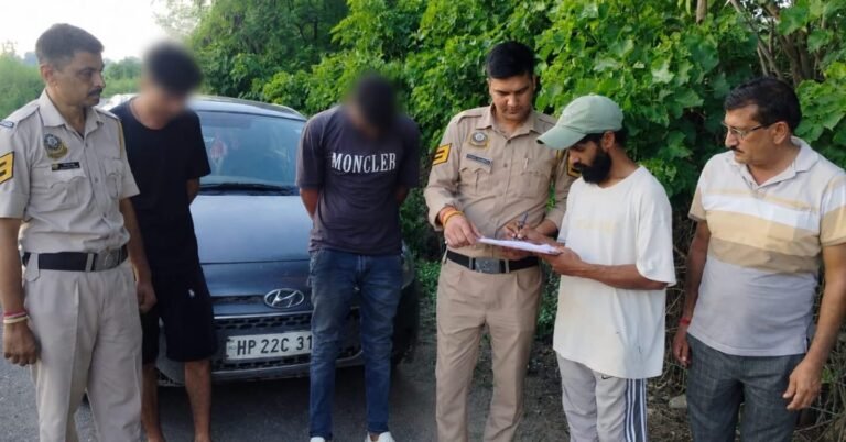 Kangra: फतेहपुर में पुलिस की बड़ी कार्रवाई! वाहन चेकिंग के दौरान कार से मिला चिट्टा, दो युवक पुलिस के शिकंजे में