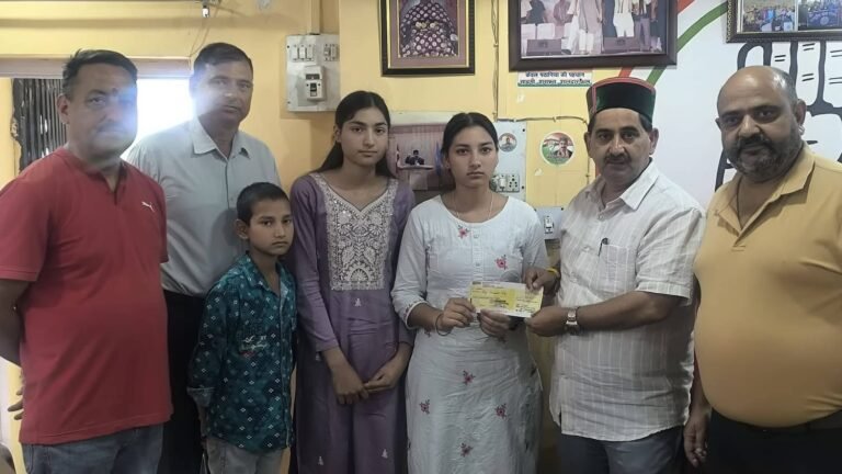 Kangra: हादसे में पिता को खो चुकी बेटी के लिए फरिश्ता बने केवल सिंह पठानिया! BCA की पढ़ाई के लिए दिए ₹50 हजार, तीनों बच्चों की शिक्षा का उठाया जिम्मा