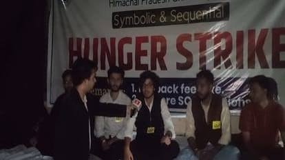 HPU में फीस बढ़ोतरी पर बवाल! ABVP ने शुरू की भूख हड़ताल, कुलपति कार्यालय के बाहर छात्रों का जोरदार प्रदर्शन