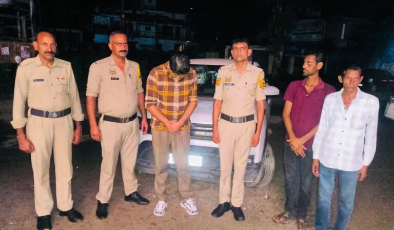 Kangra: शाहपुर विधानसभा क्षेत्र के&nbsp;रैत में पुलिस की बड़ी कार्रवाई! कार की तलाशी लेते ही मिला 11.38 ग्राम चिट्टा, एक आरोपी गिरफ्तार