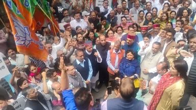 Shimla Protest: सचिवालय मार्च के दौरान गरमाई हिमाचल की राजनीति, बैरिकेड पर पुलिस-भाजपा कार्यकर्ताओं में धक्का-मुक्की