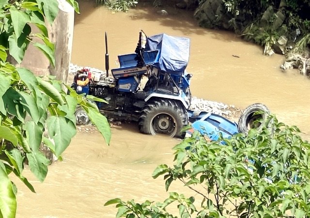 Bilaspur Accident: शाहतलाई के सरहयाली खड्ड पुल पर बड़ा हादसा, पानी का टैंकर लेकर जा रहा ट्रैक्टर खाई में गिरा, एक की मौत, दो गंभीर घायल