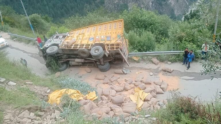 चंबा के पांगी में बड़ा हादसा टला! राशन से भरा ट्रक सड़क से नीचे गिरा, क्रैश बैरियर बना चालक-परिचालक की जान बचाने वाला सहारा