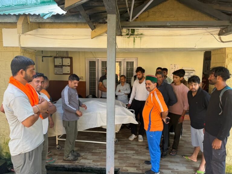 Kangra: शाहपुर विधानसभा के भलेड़ पावर हाउस के पास खाई में गिरी बाइक, तीन युवाओं की दर्दनाक मौत; झुनेना गांव में पसरा मातम, विधायक केवल सिंह पठानिया ने परिजनों से की मुलाकात