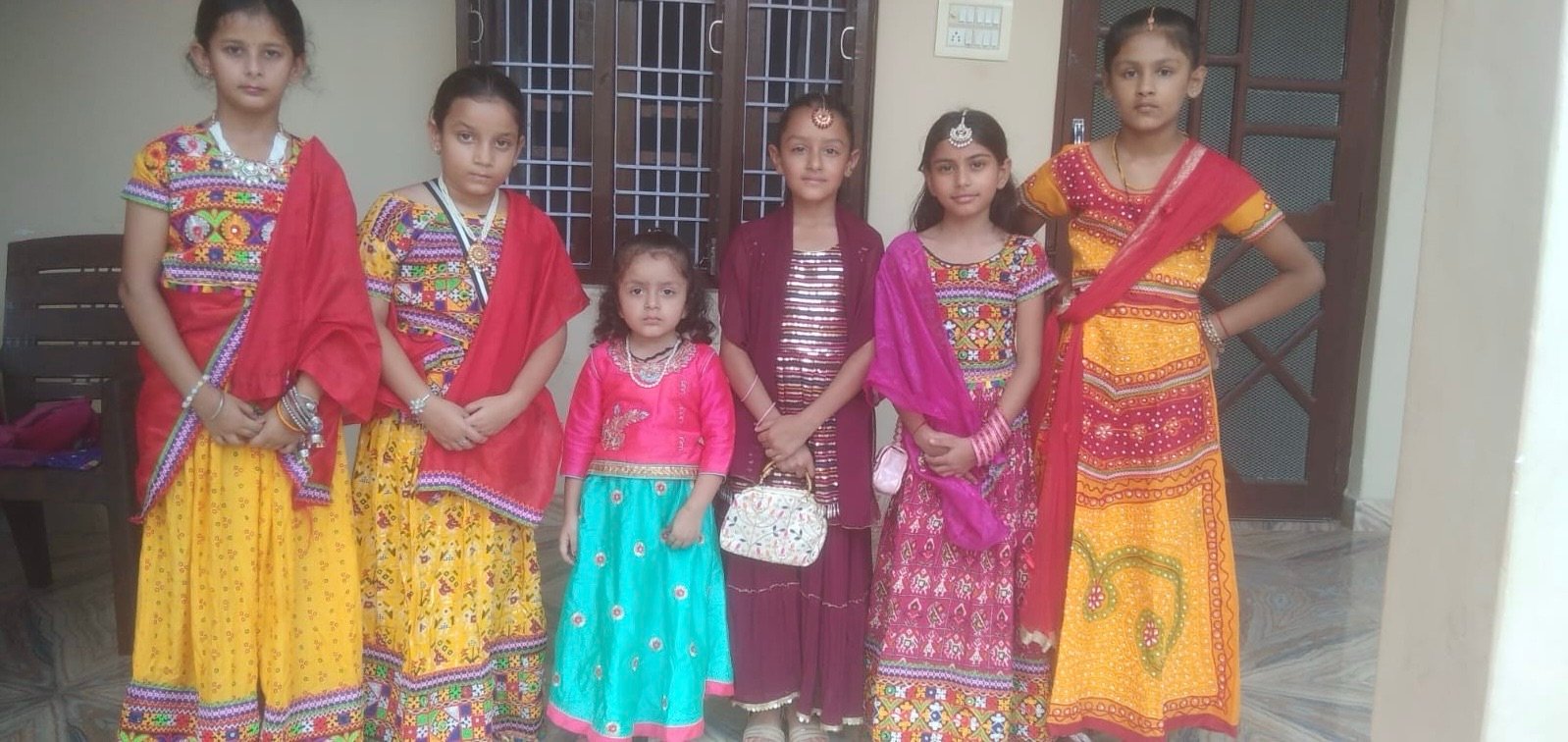 Kangra: रैत में जन्माष्टमी पर मंदिरों में उमड़ा आस्था का सैलाब, लक्ष्मी नारायण मंदिर में भक्तों की भीड़; रात को कटेगा केक, कल होगा भंडारा