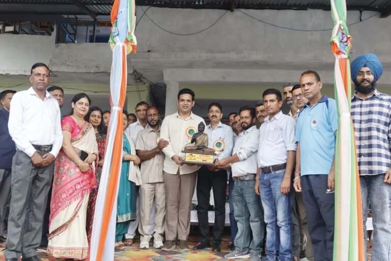 Kangra: बारिश के बीच बच्चों संग थिरके आरएस बाली, जोनल अंडर-19 खेल प्रतियोगिता का शानदार समापन; स्कूलों को ₹2.5 करोड़, धलूं को ₹5 लाख की सौगात