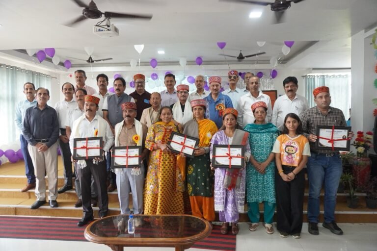 Kangra: शिक्षक दिवस पर रोटरी क्लब शाहपुर ने 5 शिक्षकों को किया सम्मानित, डॉ. विजय शर्मा बोले- शिक्षक ही राष्ट्र के सच्चे निर्माता