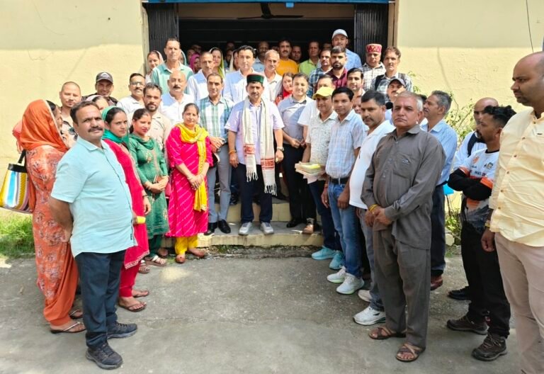 Kangra: 79 साल बाद करेरी क्षेत्र में दौड़ी बस, पंचायत प्रतिनिधियों ने विधायक केवल सिंह पठानिया का जताया आभार