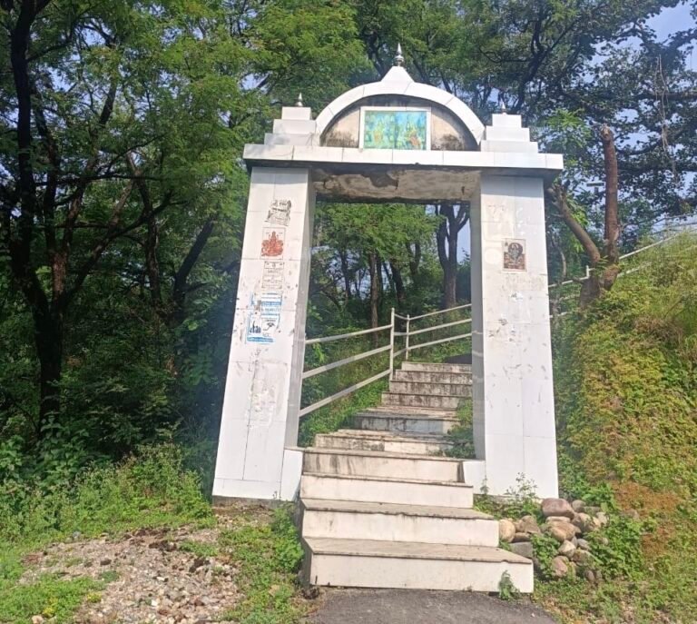 Kangra: हरनेरा के धौलपुर माता मंदिर में चोरी से मचा हड़कंप, श्रद्धालुओं की आस्था की घंटियां ले उड़े चोर; पहले भी हो चुकी है नकदी चोरी