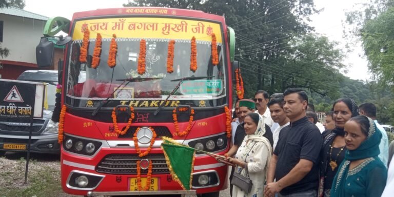 Kangra: धर्मशाला से करेरी के लिए शुरू हुई नई बस सेवा, चढ़ी-घेरा होकर चलेगी बस; केवल सिंह पठानिया ने दिखाई हरी झंडी