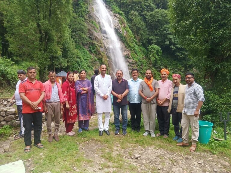 Kangra: जन्माष्टमी पर खबरू महादेव मंदिर में उमड़ा आस्था का सैलाब, हजारों भक्तों ने किए दर्शन; भूस्खलन के डर के बावजूद दिनभर पहुंचते रहे श्रद्धालु