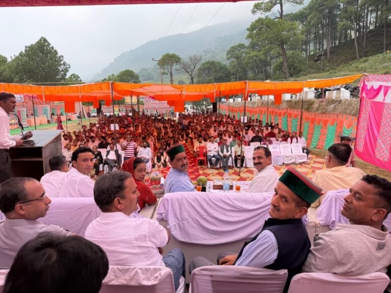 Kangra: शाहपुर के रिड़कमार में सरकार गांव के द्वार, 11 पंचायतों के लोगों ने रखीं 55 समस्याएं; पठानिया ने दिए समाधान के निर्देश