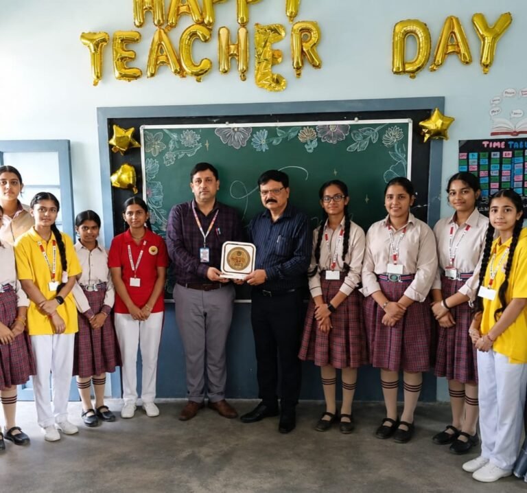 Kangra: डीएवी स्कूल मनेई में शिक्षक दिवस की धूम, गीत-नृत्य और कविताओं से छात्रों ने शिक्षकों को दिया खास सम्मान