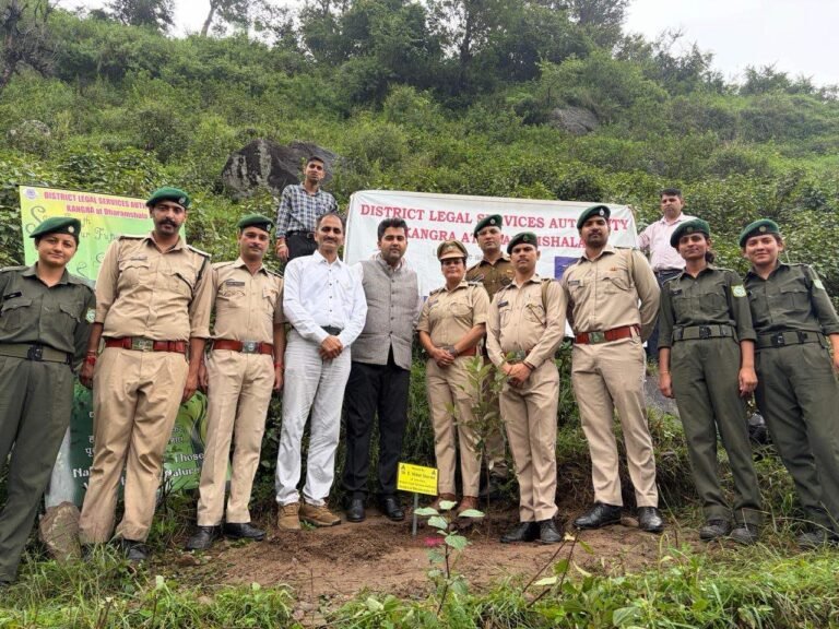 Kangra: धर्मशाला में विधिक सेवा प्राधिकरण की पहल, खनियारा और धर्मशाला में लगाए विभिन्न प्रजातियों के पौधे