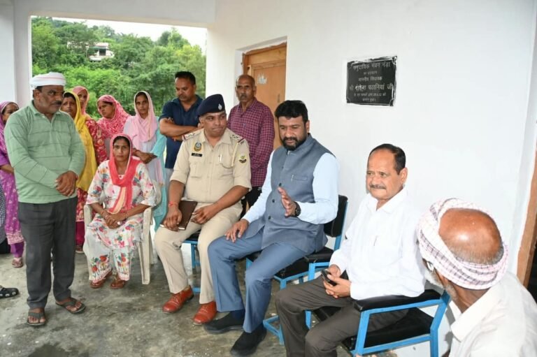 Kangra: नडाई गांव में SC व्यक्ति से मारपीट और गाली-गलौज का मामला, आयोग ने लिया संज्ञान; पीड़ित परिवार से मिले दिग्विजय मल्होत्रा, पुलिस को दिए सख्त निर्देश