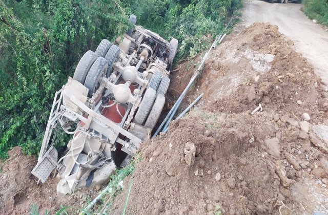 Kangra: बस को रास्ता देते समय खाई में जा गिरा मिक्सचर ट्रक, चालक को आई चोटें; मकड़ोली में ऐसे हुआ हादसा, बाल-बाल बची जान