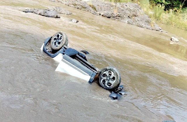 मंडी में दर्दनाक सड़क हादसा, स्लाइडिंग प्वाइंट पर कार सुकेती खड्ड में गिरी; अस्पताल में 39 वर्षीय चालक ने तोड़ा दम