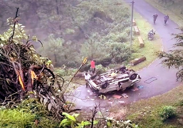 करसोग में देर रात पलटी कार, एक की मौत और दो गंभीर घायल; माहूनाग के पास ऐसे हुआ दर्दनाक हादसा, जांच में जुटी पुलिस