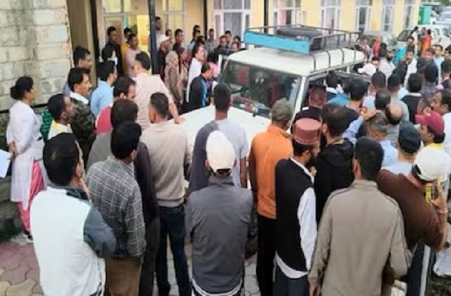 चौपाल में दर्दनाक सड़क हादसा, स्कूल के 8 छात्रों को ले जा रही फॉर्च्यूनर खाई में गिरी; 11 वर्षीय छात्रा की मौत, 7 घायल