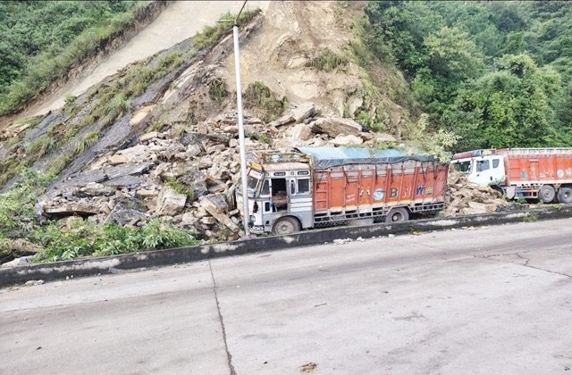 अल्ट्राटेक सीमेंट परिसर में बारिश के बीच दरकी पहाड़ी, 3 ट्रक मलबे की चपेट में; एक को भारी नुकसान, बड़ा हादसा टला