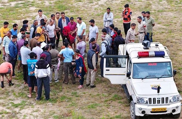 Mandi: थुनाग बस अड्डे के पास खड्ड में मिला व्यक्ति का शव, इलाके में मची सनसनी; तेज बहाव में बहने की आशंका
